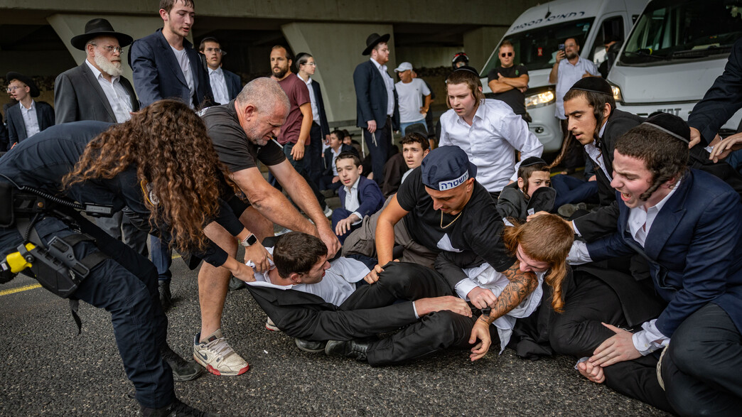 חרדים קיצוניים מתפרצים לכביש 4 באזור מחלף יבנה חרדים קיצוניים מתפרצים לכביש 4 באזור מחלף יבנה