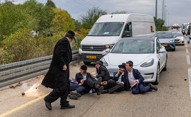 חרדים קיצוניים מתפרצים לכביש 4 באזור מחלף יבנה חרדים קיצוניים מתפרצים לכביש 4 באזור מחלף יבנה