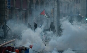 מחאות אלימות בבולוניה, איטליה (צילום: Reuters)