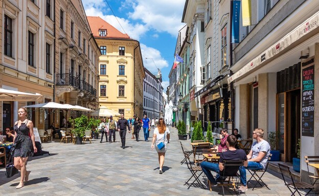 סלובקיה ברטיסלבה רחוב  (צילום: travelview, shutterstock)