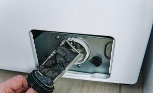 פילטר מלוכלך במכונת כביסה (צילום: shutterstock_voffka23)
