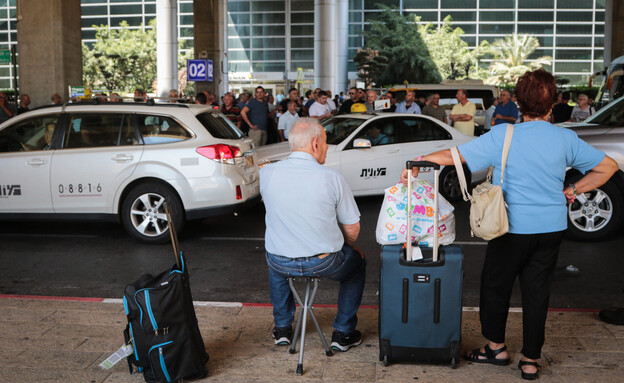 נוסעים ממתינים למוניות בנתב"ג, ארכיון נוסעים ממתינים למוניות בנתב"ג, ארכיון