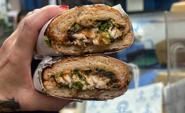 כריך הדגים האגדי של שוק הכרמל. הכרמל 40