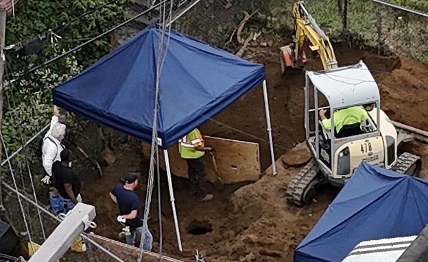 כספת ועצמות התגלו כשהן טמונות בחצר "בית אימה" כספת ועצמות התגלו כשהן טמונות בחצר "בית אימה"