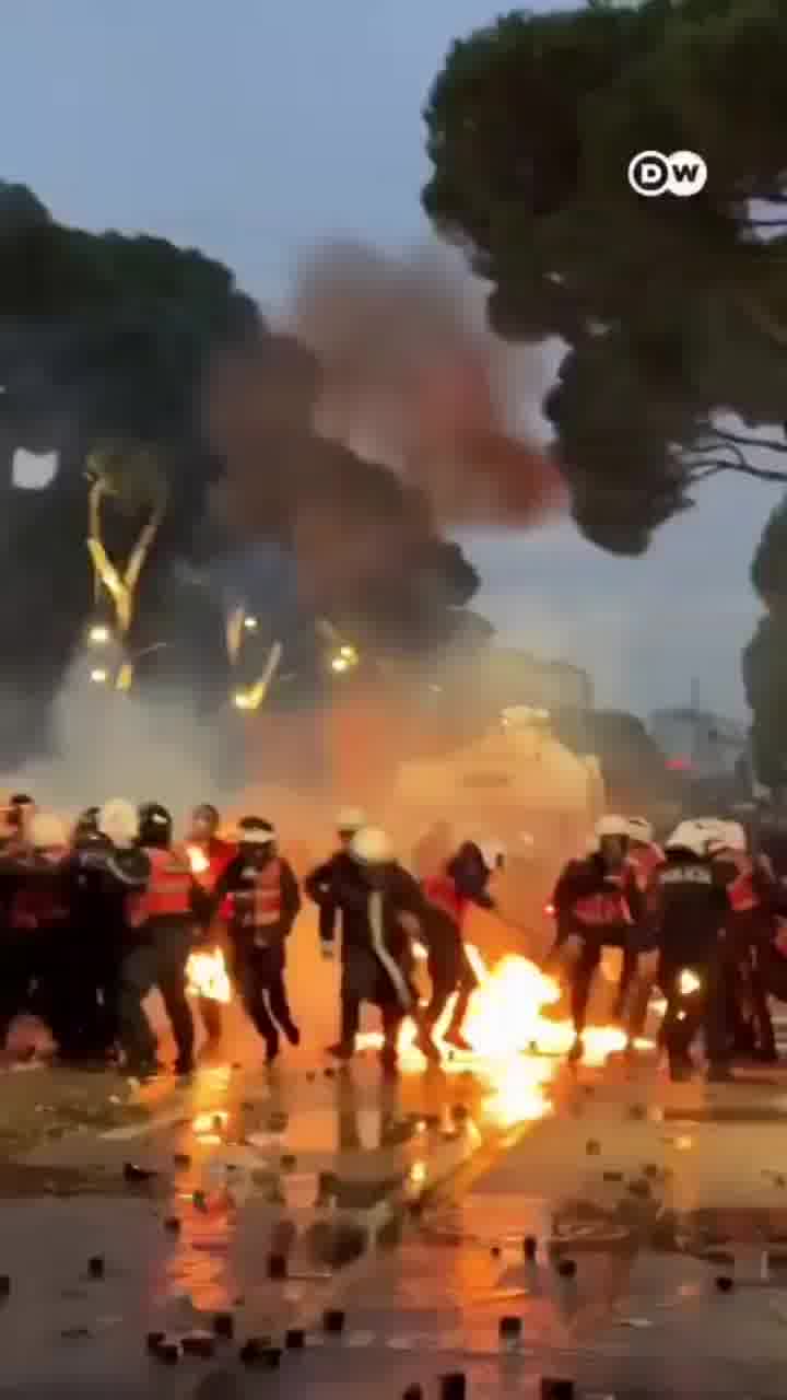 בינתיים באלבניה... שוטר נפגע מבקבוק תבערה בהפגנות