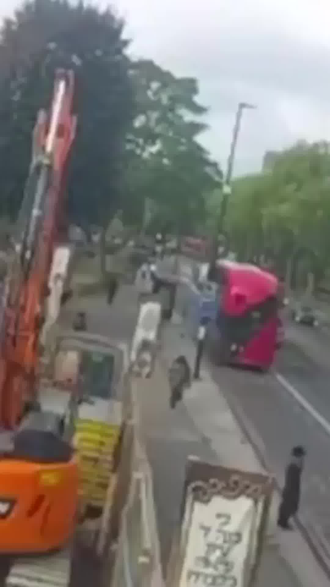 תקיפה אנטישמית בלונדון: משטרת בריטניה הודיעה שעצרה גבר בן 33 שתקף 3 נשים יהודיות, אחת הייתה עם עגלת