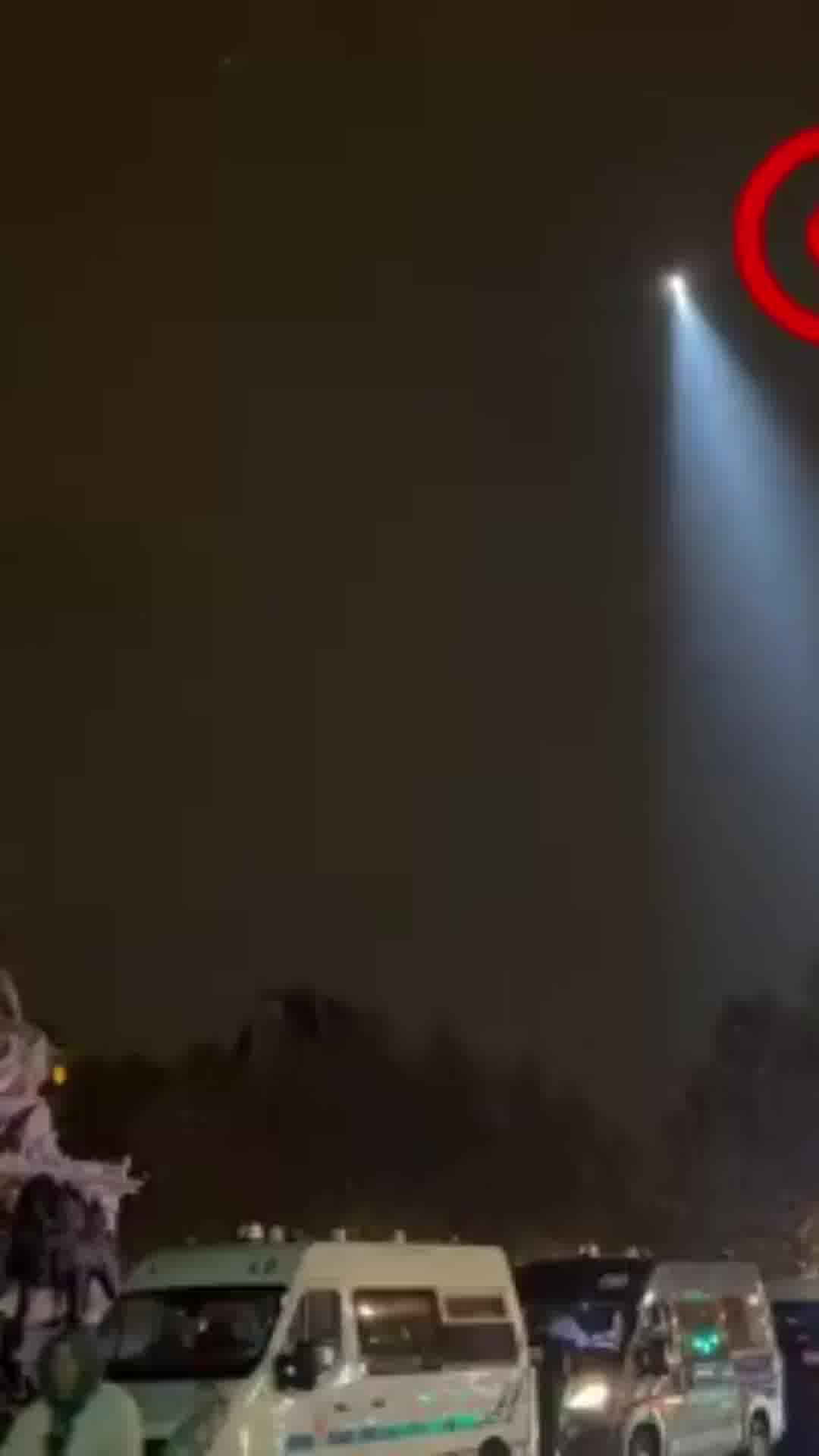 עם מסוקים באוויר: כך נראה העוצר הלילי בפריז