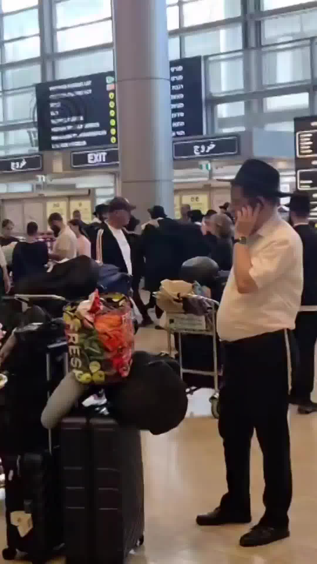 רגע לפני שנשלחו לבקו"ם: תיעוד של החרדים רוקדים בנתב"ג