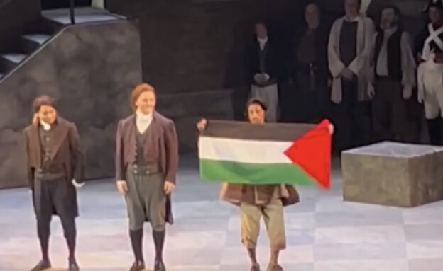 הניף דגל פלסטין על הבמה – והודח מהמופע