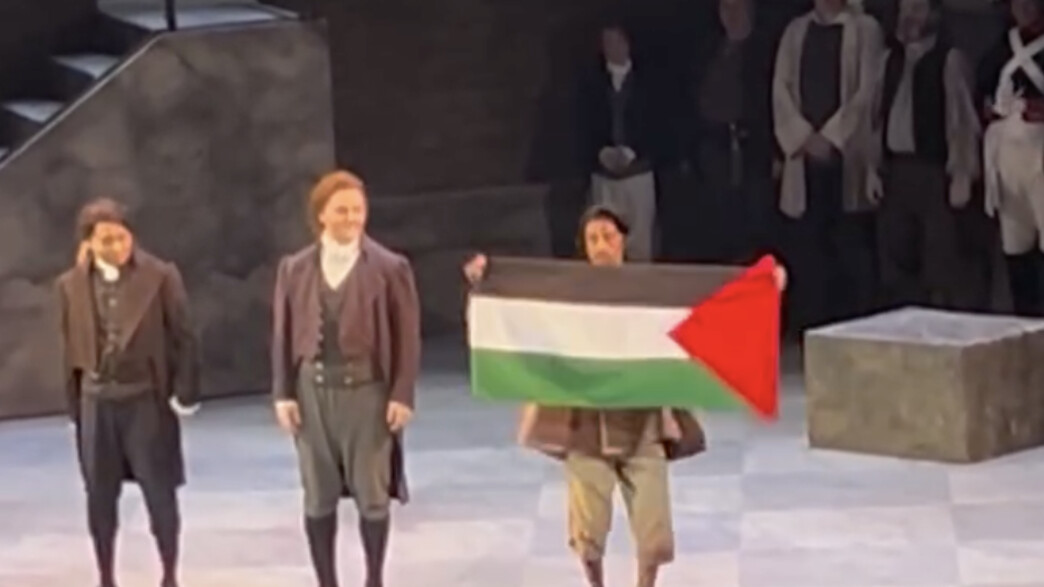 זמר האופרה מניף דגל פלסטין באמצע המופע