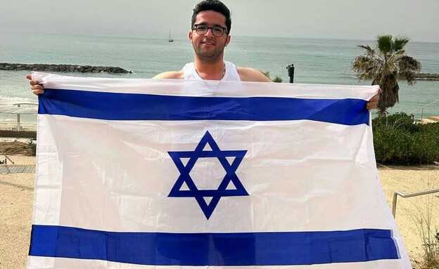 התמונה של אומוט עם דגל ישראל