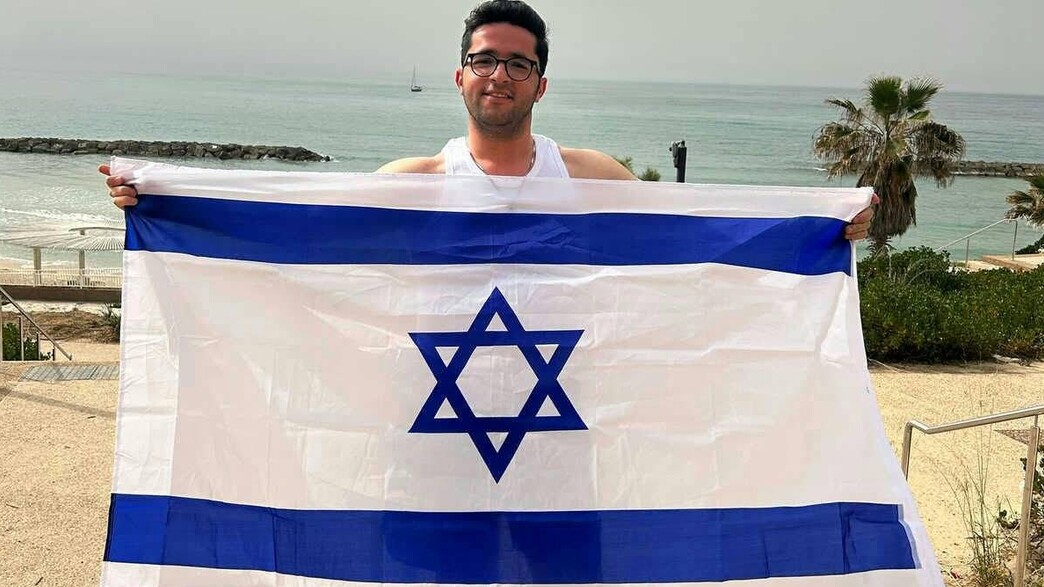 התמונה של אומוט עם דגל ישראל