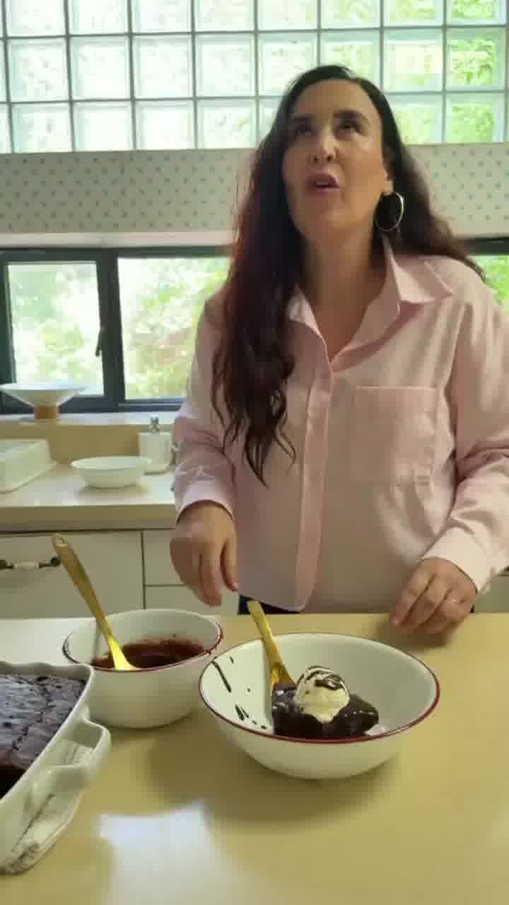 איזו קלאסיקה! קרין גורן הכינה לנו עוגת שוקולד חמה 