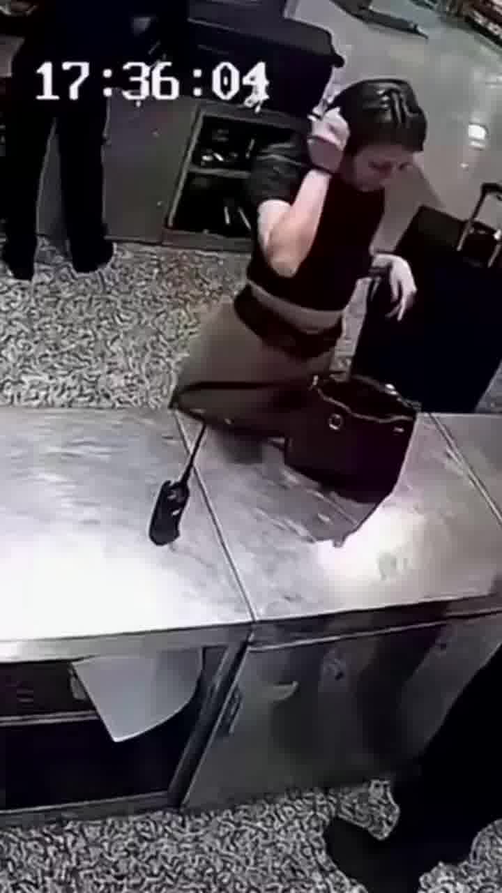 תיירת נעצרה בבאלי בחשד להברחת קוקאין בבקבוקי שמפו