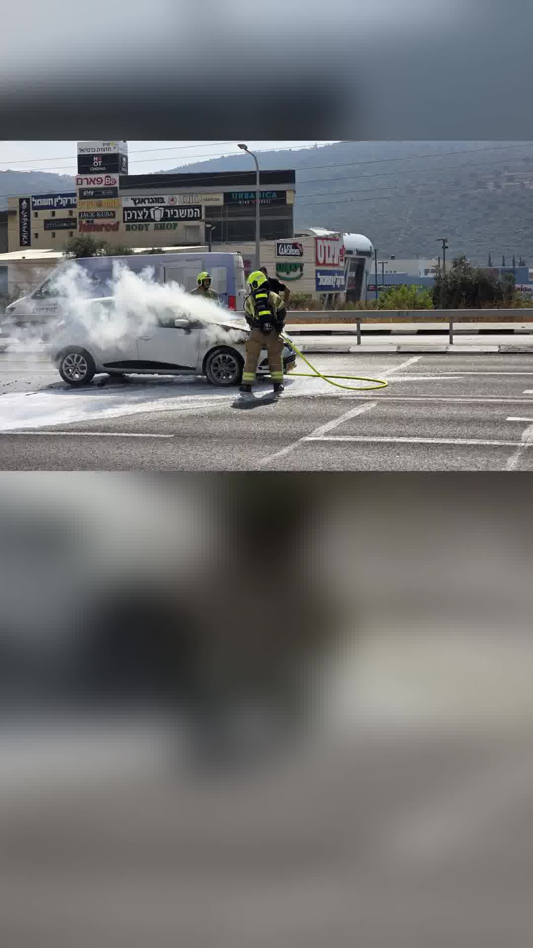 רכב עלה באש בצומת כרמיאל מרכז, לכיוון ביג. אין נפגעים במקום