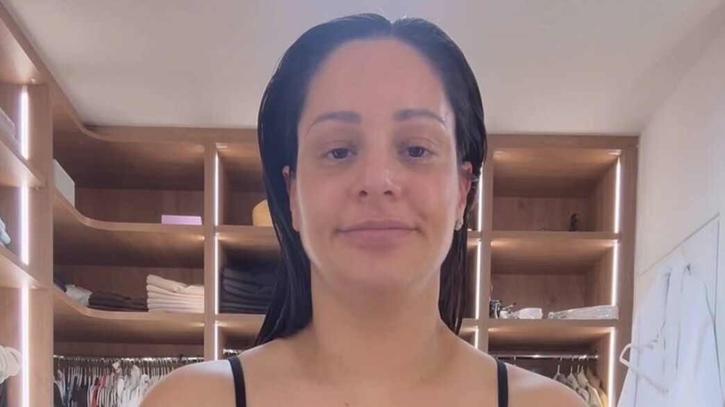 מעיין אדם מציגה את הבטן אחרי הלידה