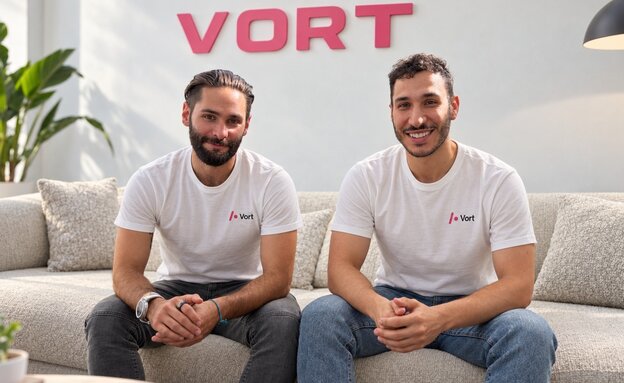 מימין: חננאל זילברברג, מייסד מייסדי Vort AI, משמאל: ישעיה לנדאו