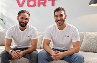 מימין: חננאל זילברברג, מייסד מייסדי Vort AI, משמאל: ישעיה לנדאו (צילום: תמר שיווקי)