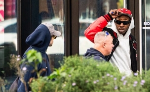הארי סטיילס מתעמת עם מעריץ (צילום: ללא)
