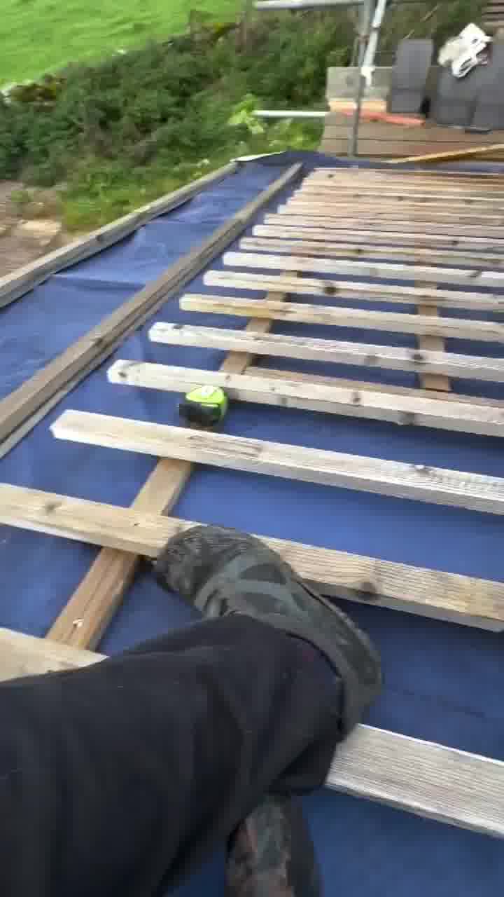 כשאתה משפץ את הגג ופתאום קולט שצופים בך
