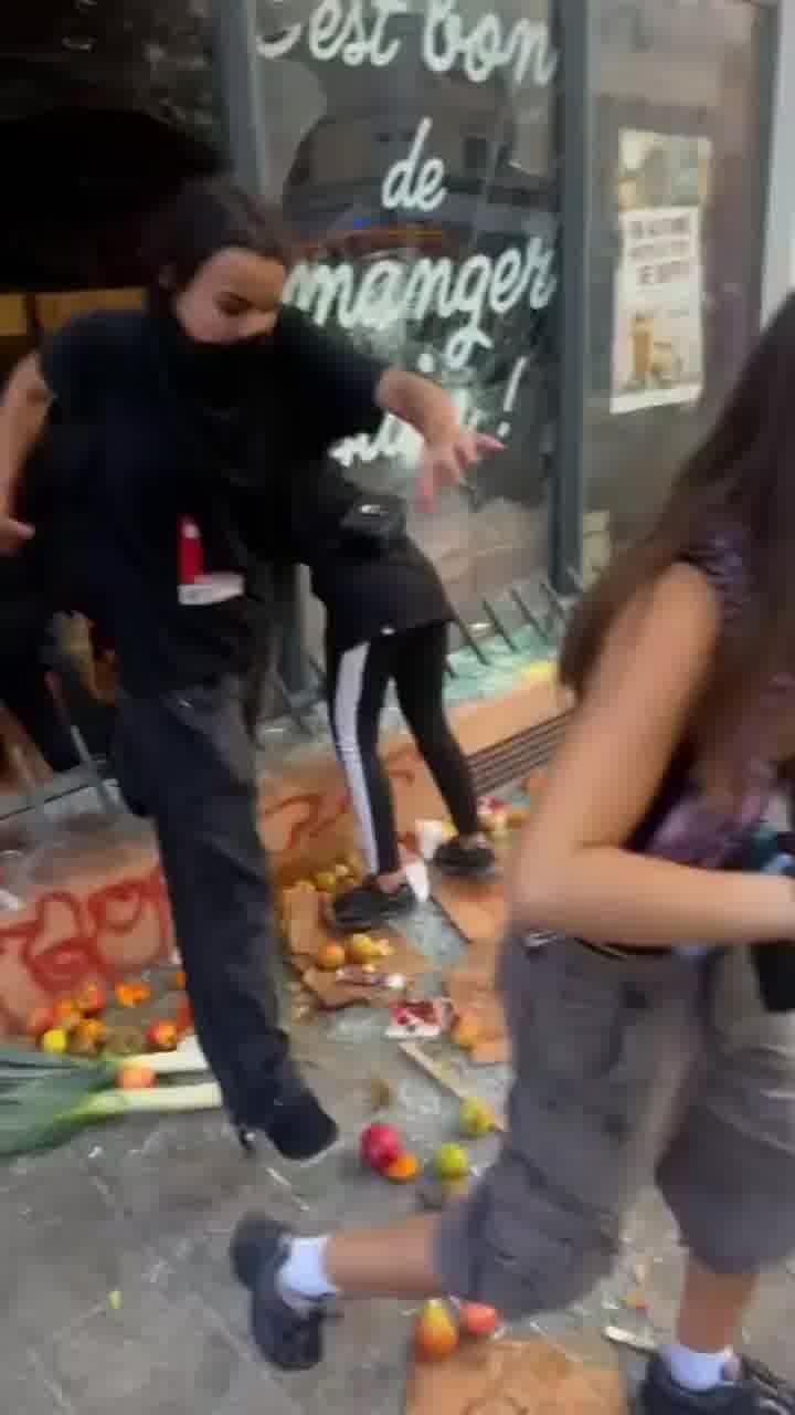 בינתיים בצרפת... רעולי פנים בוזזים ירקנייה ונמלטים עם ארגזי תפוחים