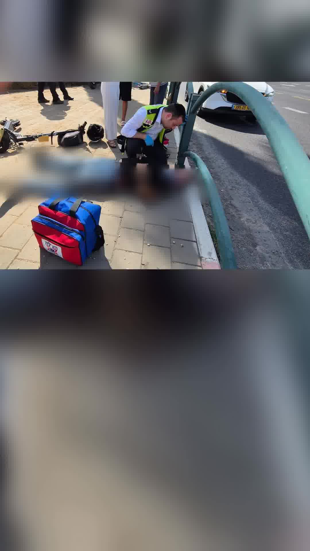 רמת השרון: רוכב קורקינט חשמלי פונה במצב בינוני לאחר תאונת דרכים