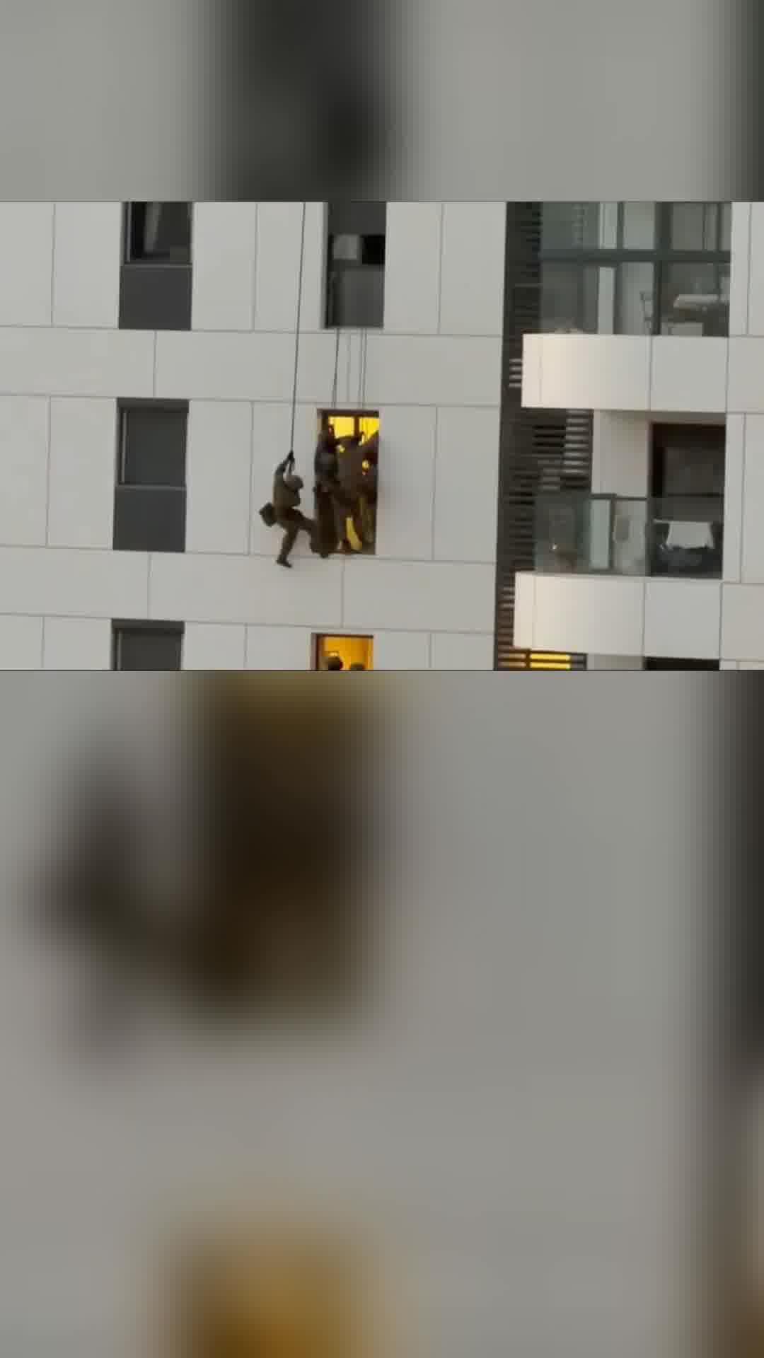 לוחמי ימ"מ חילצו אישה שהתבצרה בביתה איימה לקפוץ מחלון בקומה ה-11