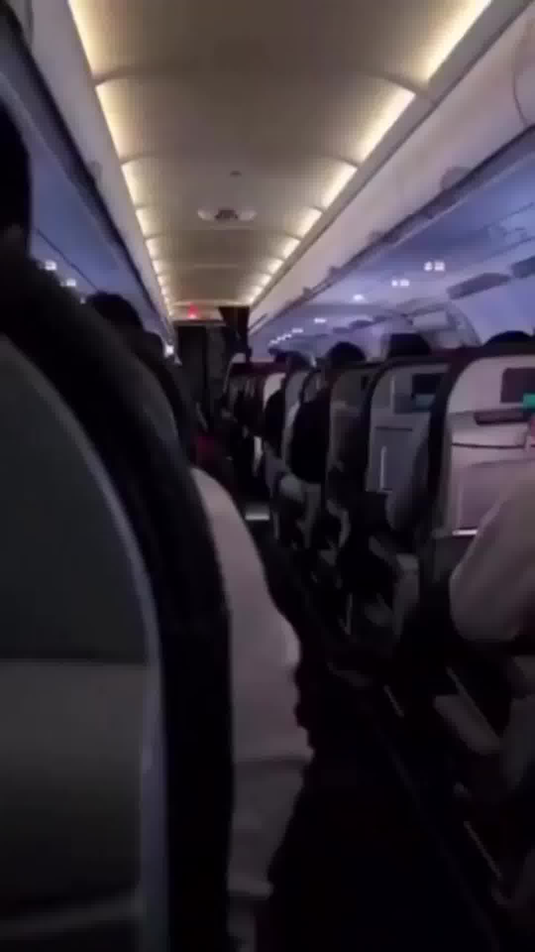 באמצע סופת רעמים: ברק פגע במטוס נוסעים בדרכו לבירת צ'ילה - והאיר את תא הנוסעים | צפו