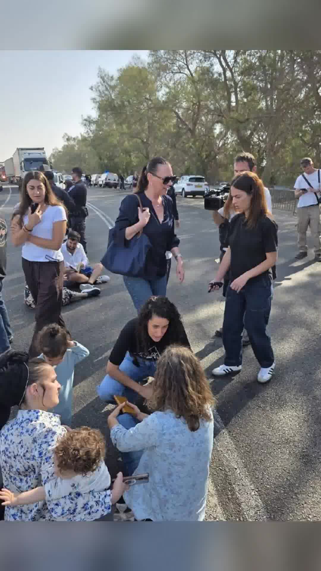 פעילי צו 9, בהם ח"כ יוליה מלינובסקי - חוסמים כעת משאיות סיוע לעזה במעבר כרם שלום


