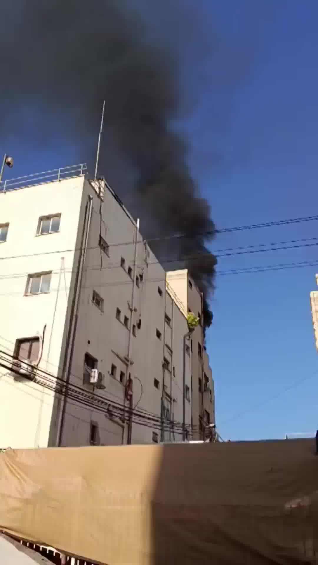תיעוד מחיפה: עשן כבד מבניין ברחוב המגינים 86, כוחות הכיבוי במקום


