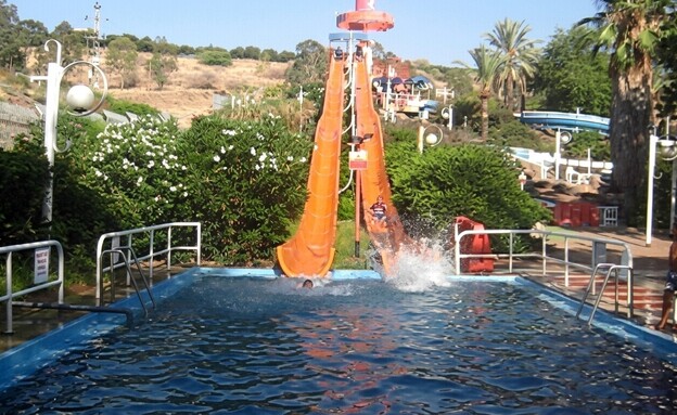 מגלשות כתומות לונה גל מגלשות כתומות לונה גל
