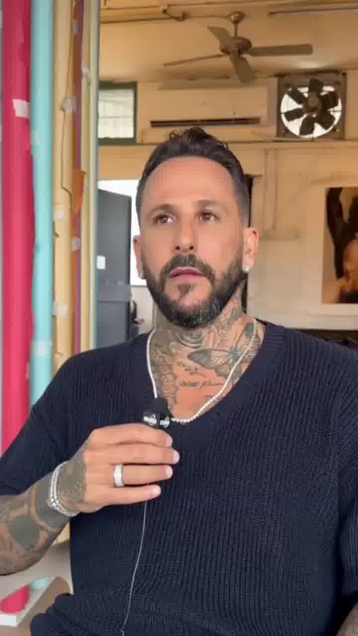 אסי בוזגלו עונה על שאלון מגזין סופשבוע של mako