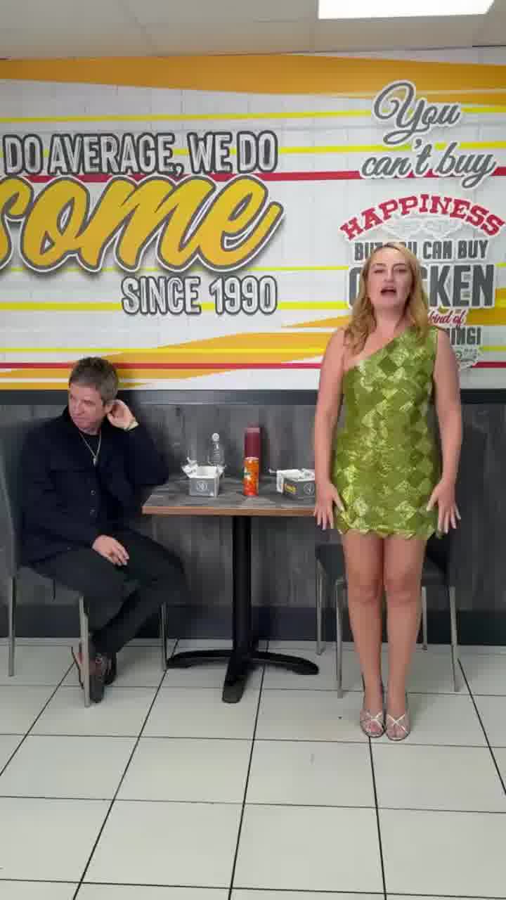 כן, זה אמיתי: מנחת  Chicken Shop Date שרה את הלהיט הגדול של אואזיס ליד נואל גלאגר, שלא יודע מה לעשות