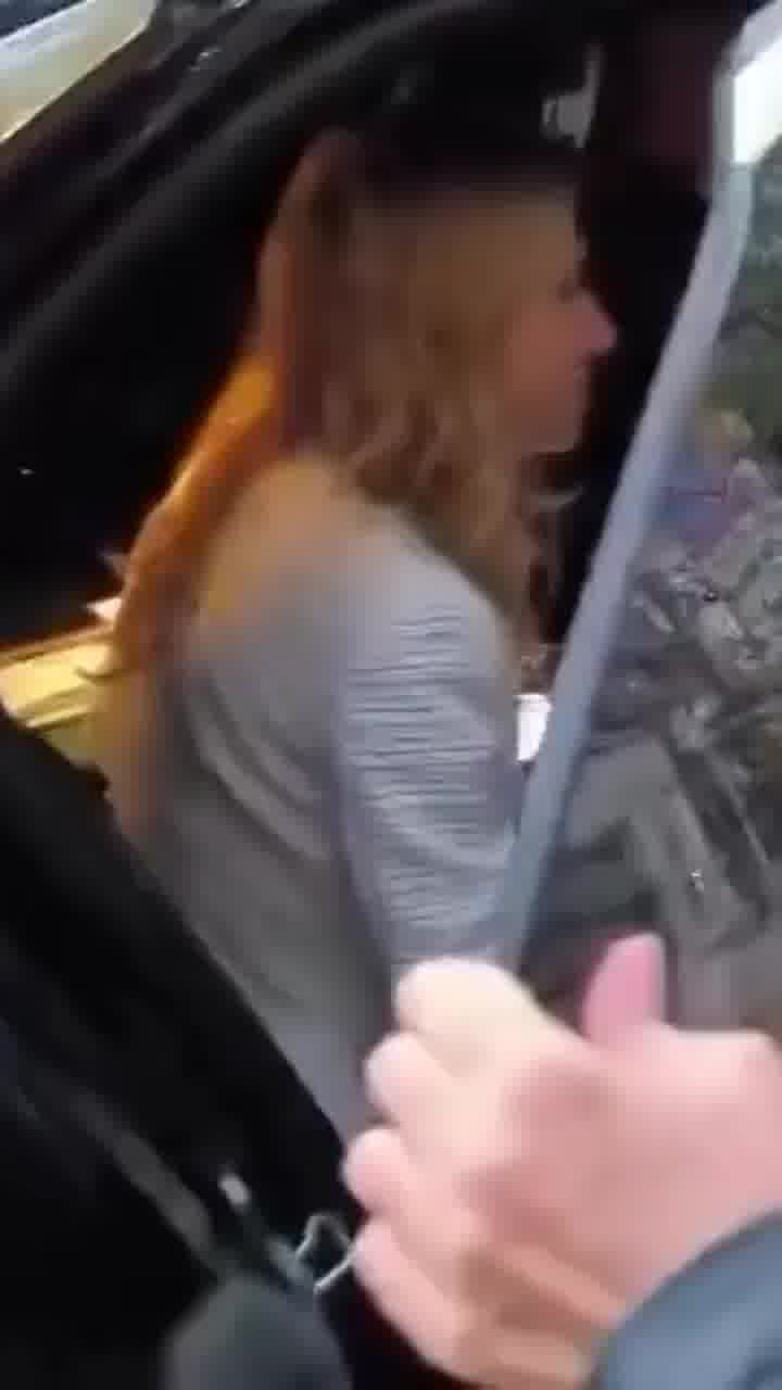 עיתונאית ניסתה להשיג תגובה מיו"ר הפרלמנט בבולגריה, והותקפה בידי מאבטחיה