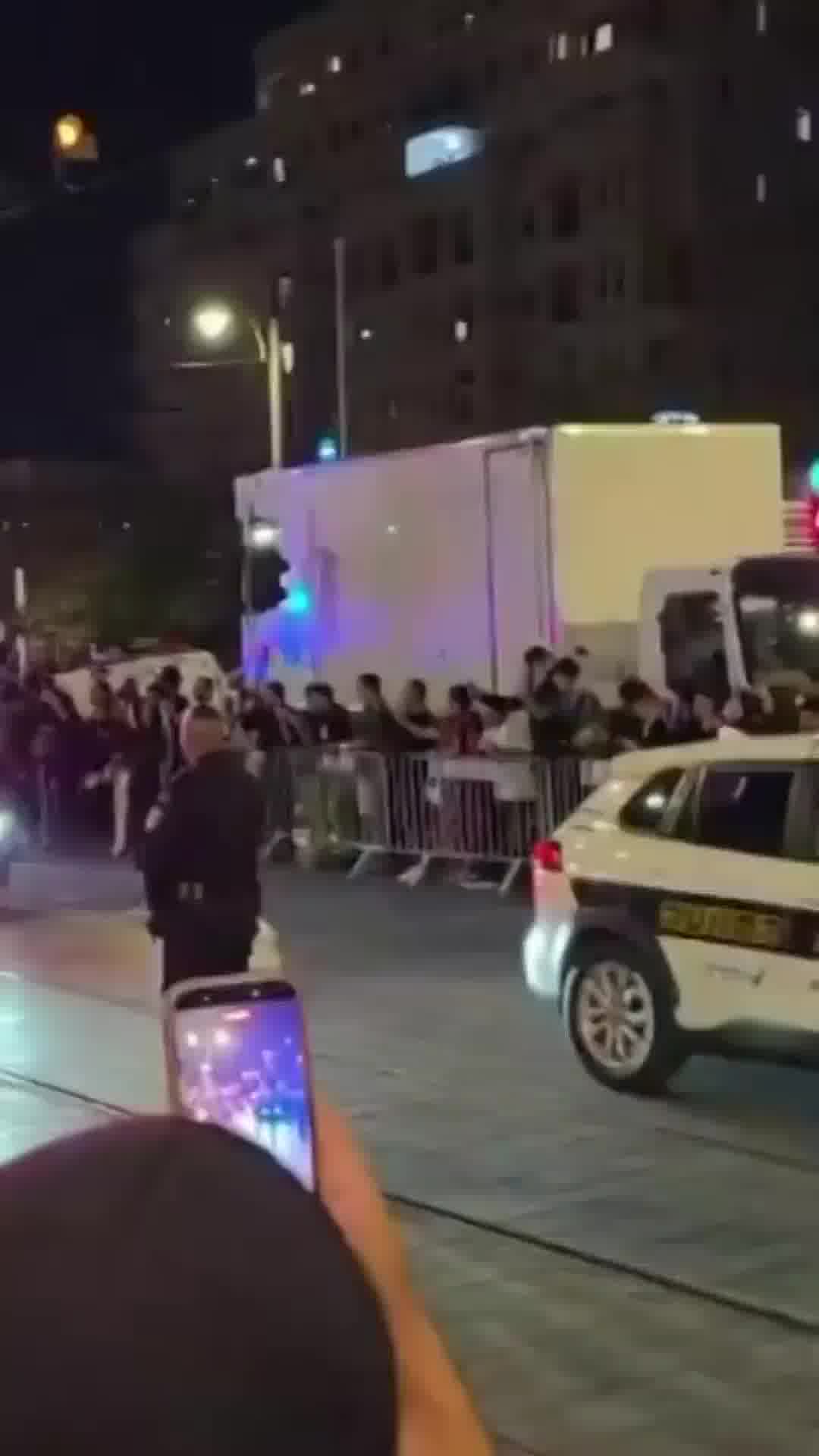 בסיום ביקורו בשוק מחנה יהודה נזרק בקבוק לעבר שיירת ראש הממשלה ברחוב יפו