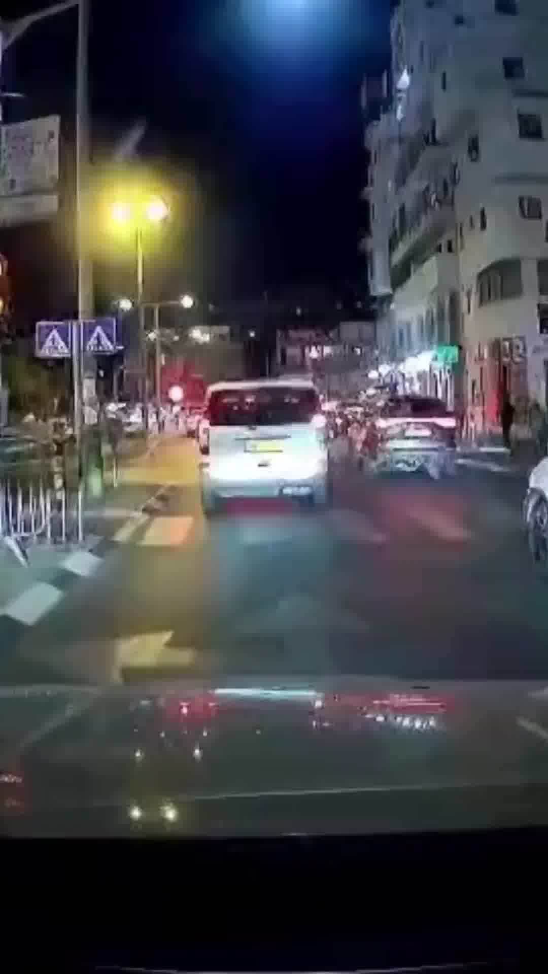 תיעוד: רוכב קורקינט מפיל אישה שעברה במעבר חצייה בבני ברק