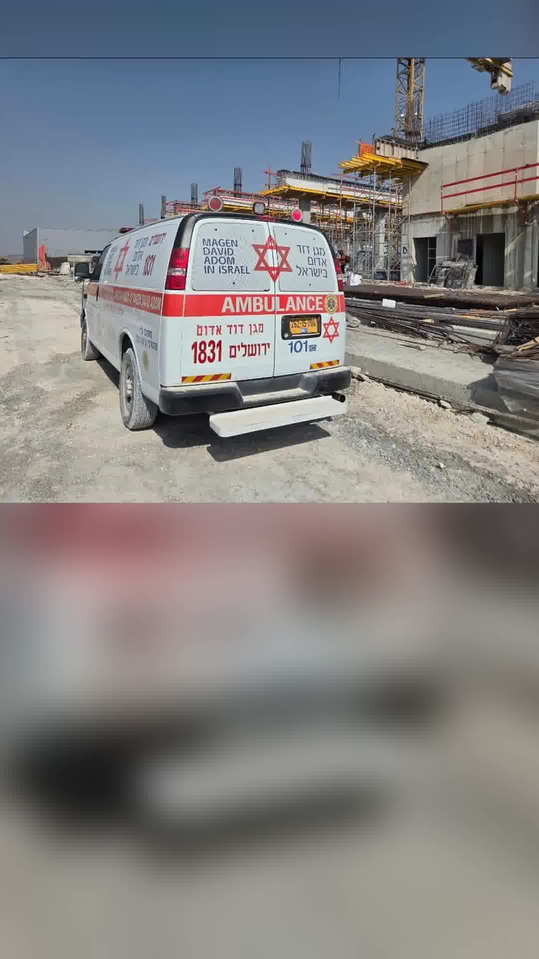  פועל כבן 30 פונה במצב קשה לאחר שנפל מגובה במהלך העבודה בבית שמש