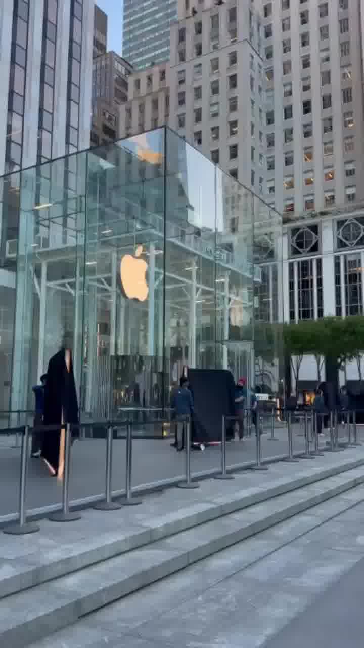 בחנות אפל בשדרה החמישית בניו יורק נערכים לקבלת האייפון המתקפל הראשון