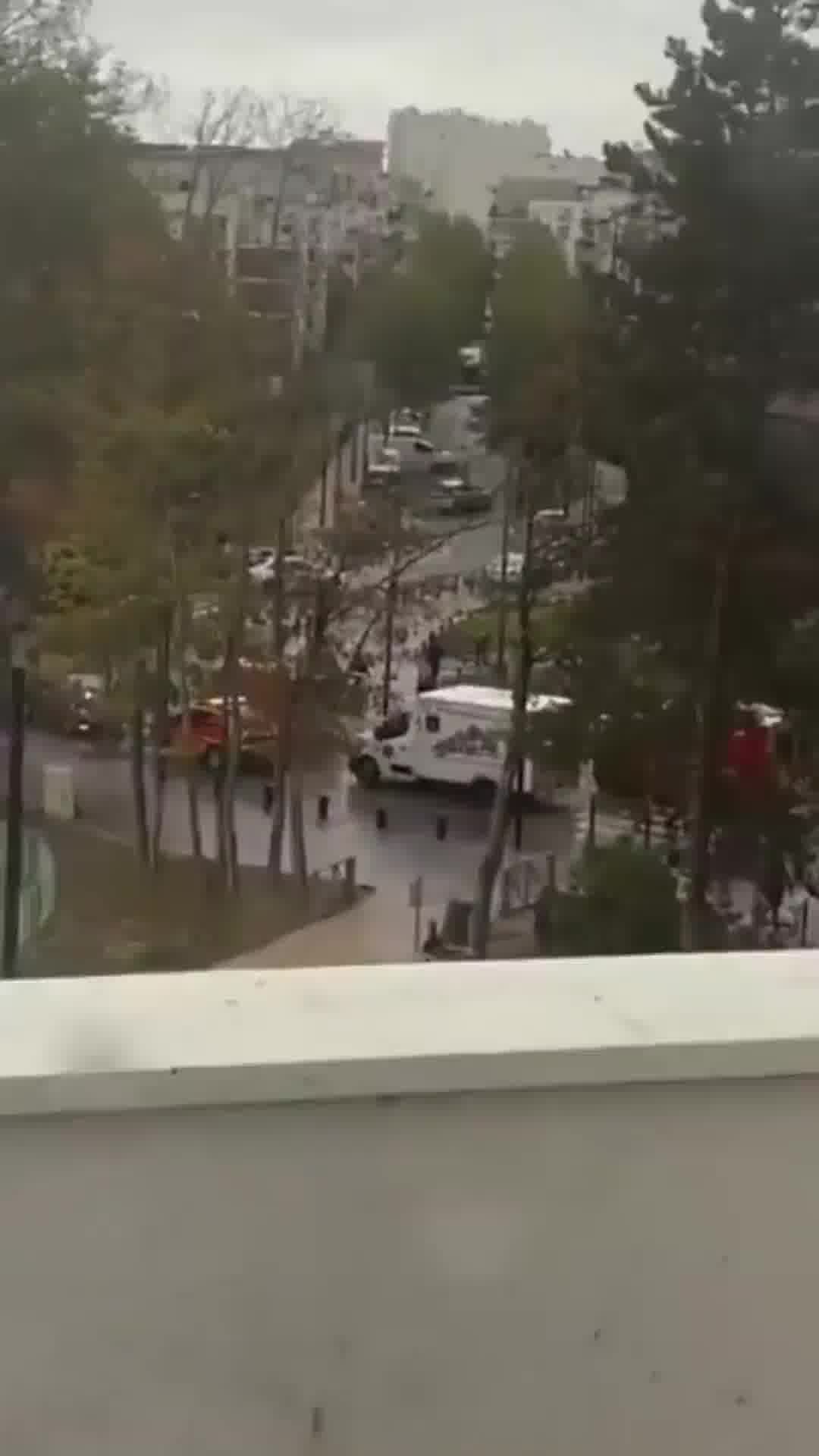 ירי ליד מסגד בצרפת: חמוש בנשק אוטומטי פתח באש לעבר עוברי אורח, לפחות 4 נפגעו