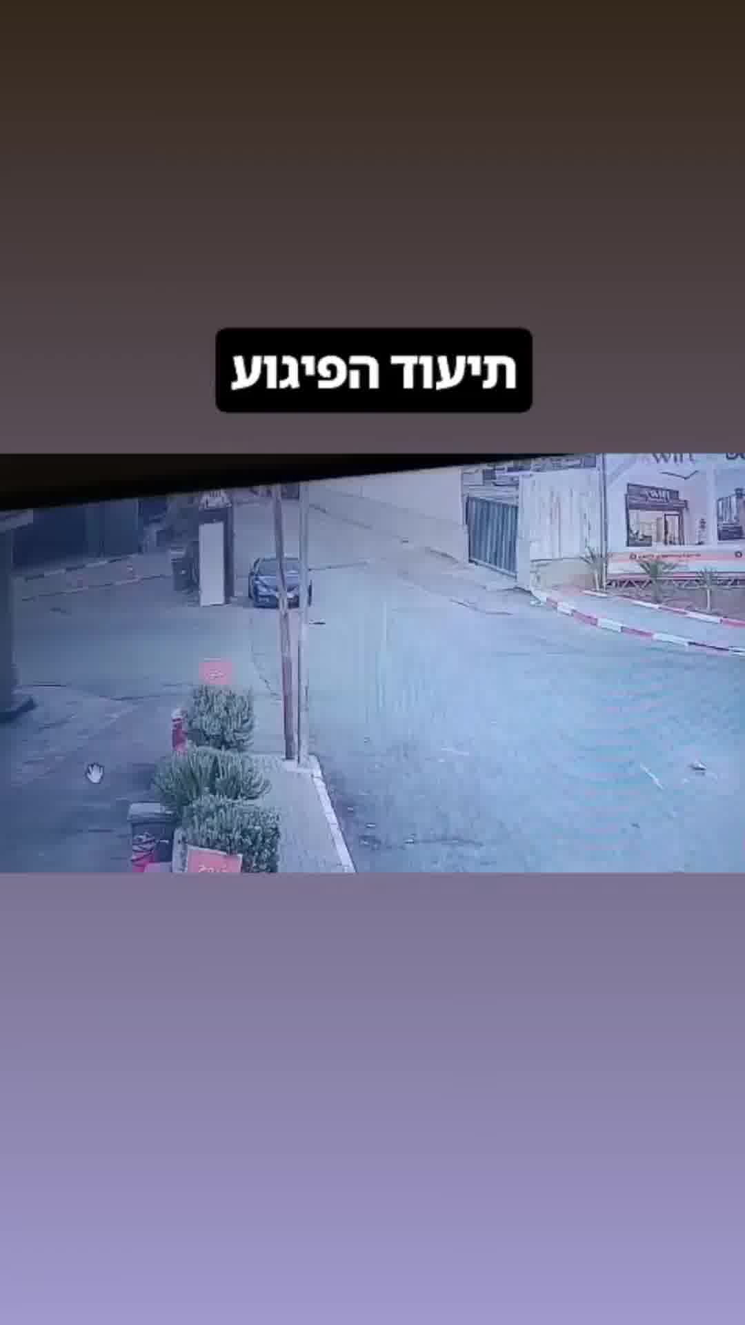 מחבלים עוצרים ליד תחנת הדלק, שולפים נשקים - ומטפסים על השער | צפו בתיעוד הדרמטי מהפיגוע הבוקר