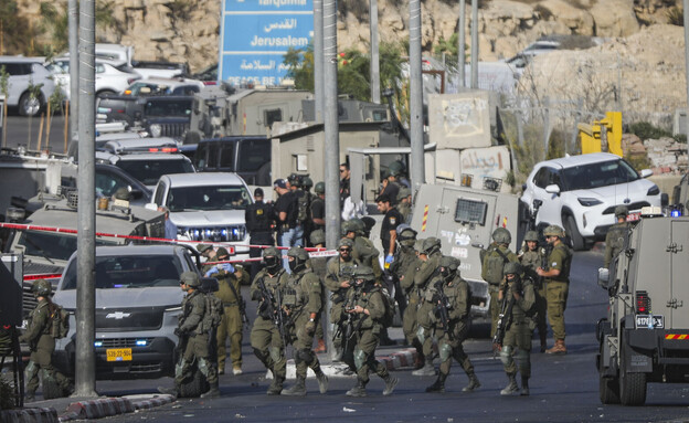 דריכות שיא במערכת הביטחון: כוחותינו מכתרים את חברון
