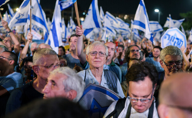 המונים בכיכר החטופים בעצרת למען שינוי המונים בכיכר החטופים בעצרת למען שינוי
