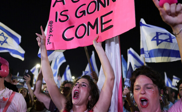 המונים בכיכר החטופים בעצרת למען שינוי המונים בכיכר החטופים בעצרת למען שינוי