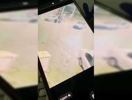 תיעוד: זורק רימון רסס לעבר חבורת אנשים בתחנת הדלק - ונמלט
