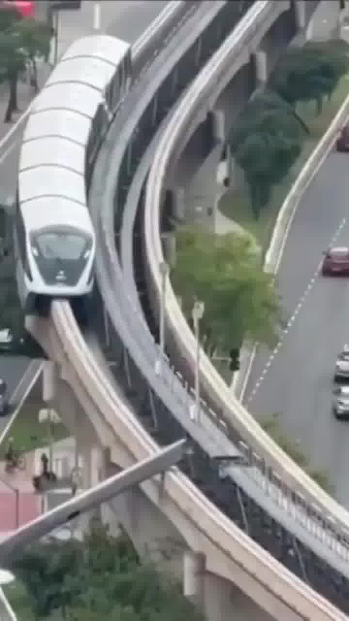 ברזיל: רכבת קלה התנגשה בעגורן. כך זה נראה
