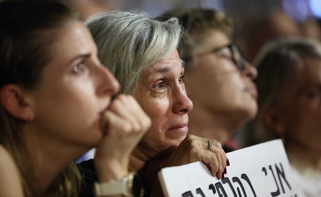 המונים בכיכר החטופים בעצרת למען שינוי המונים בכיכר החטופים בעצרת למען שינוי