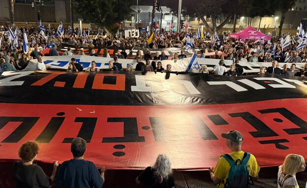 המונים בכיכר החטופים בעצרת למען שינוי המונים בכיכר החטופים בעצרת למען שינוי