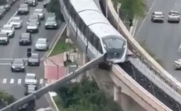 המנוף קרס על מסילת הרכבת, ונפגע על ידי הקרון