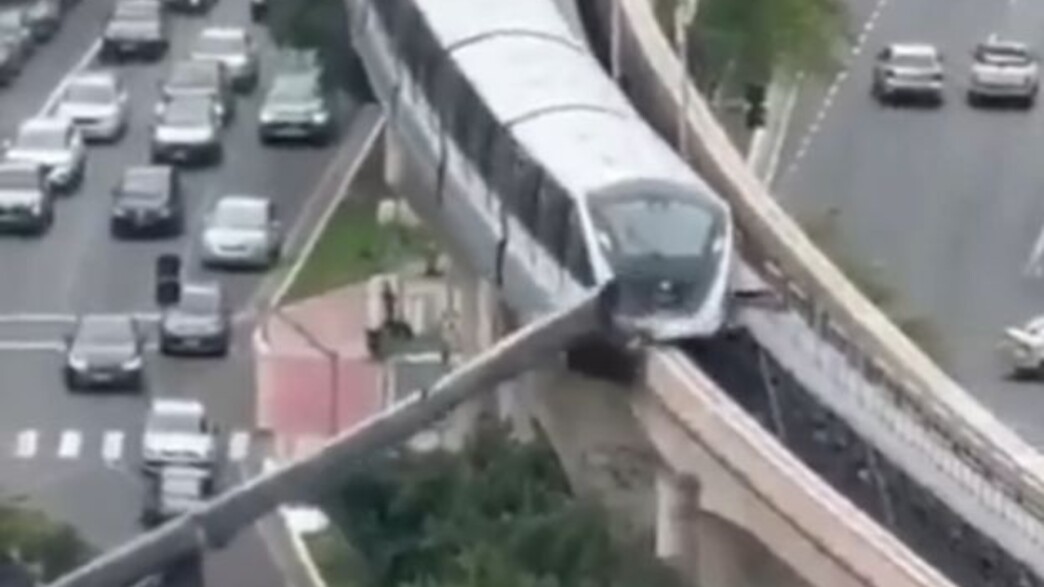 המנוף קרס על מסילת הרכבת, ונפגע על ידי הקרון המנוף קרס על מסילת הרכבת, ונפגע על ידי הקרון