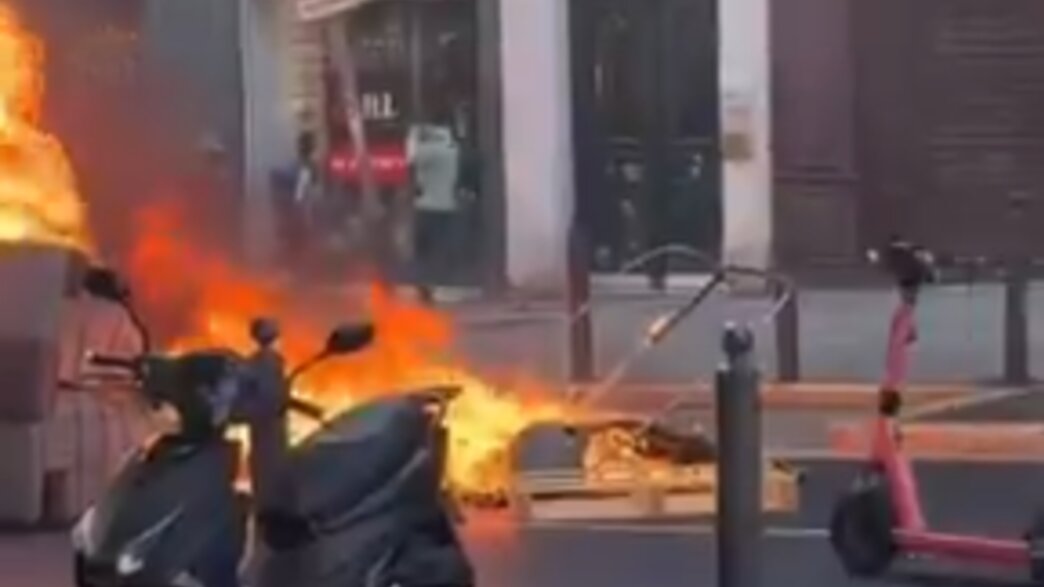 השלכת הקורקינטים בהפגנות בפריז השלכת הקורקינטים בהפגנות בפריז